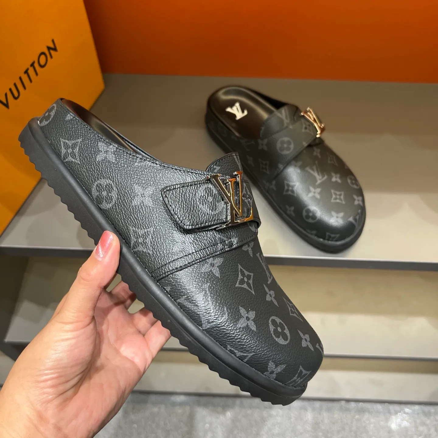 P320, 38-45 LV Easy 2025 new men's casual sandals, made of suede cow leather, with Monogram pattern to highlight the trendy style. Adjustable straps illuminated with LV letters, while a resilient insole and micro outsole provide lightweight comfort. Made of suede cow leather with embossed Monogram pattern and brand element metal hardware✅Adjustable straps➕Tough insole‼ ️Micro outsole. Comfortable and easy to wear‼ ️ P: 320, size: 38-45